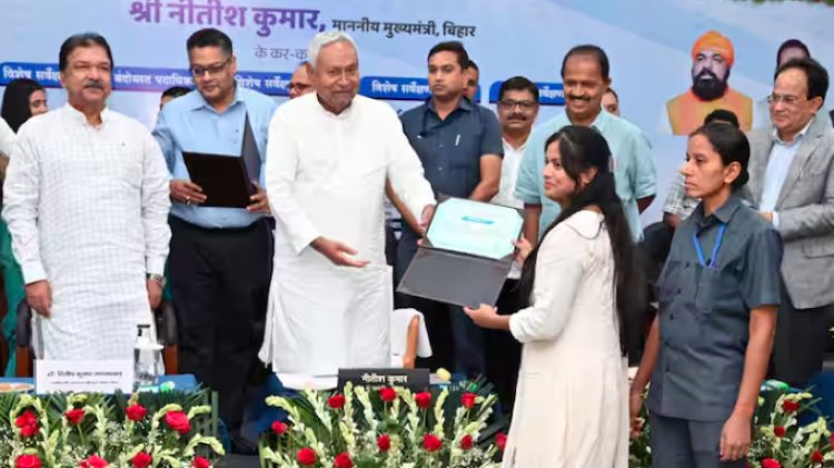 सीएम नीतीश कुमार ने 9888 सर्वेकर्मियों को बांटा नियुक्ति पत्र, अधिकारियों को 2025 तक सर्वे कार्य पूरा करने का दिया लक्ष्य