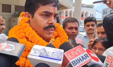 पटना एयरपोर्ट पर बीजेपी एमएलसी को घेरा, वित्तरहित शिक्षकों ने की वेतनमान की मॉंग 