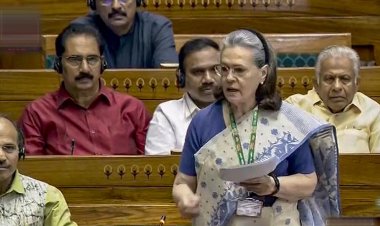 सोनिया गांधी के बयान पर लोकसभा में हंगामा, कार्यवाही अनिश्चितकाल के लिये स्थगित