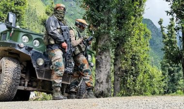 जम्मू-कश्मीर के किश्तवाड़ में मुठभेड़, सेना ने 3 आतंकियों को मार गिराया; सर्च अभियान जारी