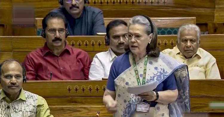 सोनिया गांधी के बयान पर लोकसभा में हंगामा, कार्यवाही अनिश्चितकाल के लिये स्थगित