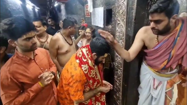 महाकाल के दरबार में सिर झुकाते दिखे अरिजीत सिंह, मंदिर से सामने आई तस्वीरों ने जीता फैंस का दिल!
