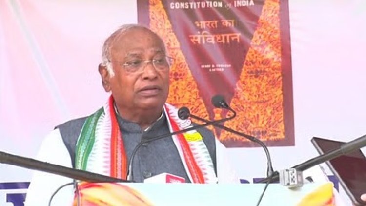 मल्लिकार्जुन खरगे पहुंचे बक्सर, कहा- पीएम मोदी और सीएम नीतीश की जोड़ी केवल कुर्सी के लिए है!