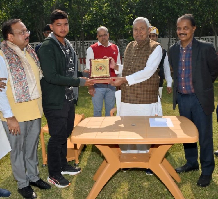 35 बॉल पर शतक ठोकने वाले वैभव सूर्यवंशी की नीतीश कुमार ने की जमकर तारीफ़, 10 लाख रुपये देने का किया ऐलान