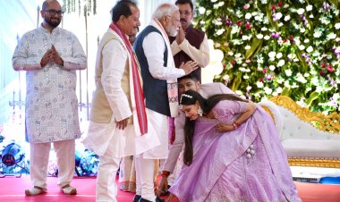 PHOTO: PM मोदी का पटना में अचानक बदला कार्यक्रम, विजय सिन्हा के बेटे की सगाई में पहुंचे