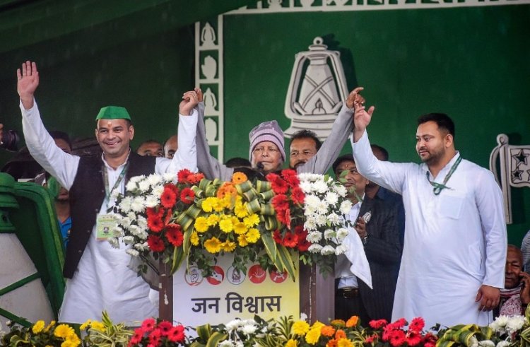 लालू यादव ने बड़े बेटे तेज प्रताप को 6 साल के लिए RJD से निकाला, परिवार से भी किया दूर