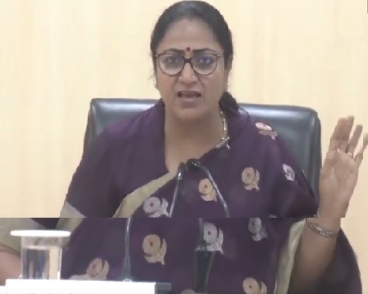 दिल्ली की CM रेखा गुप्ता का सख्त रुख: जलभराव पर अधिकारियों पर कार्रवाई, झुग्गीवासियों को मिलेगा पक्का घर