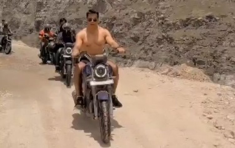 बर्फीली वादियों में बिना हेलमेट बाइक चलाने पर ट्रोल हुए सोनू सूद, पुलिस ने शुरू की जांच