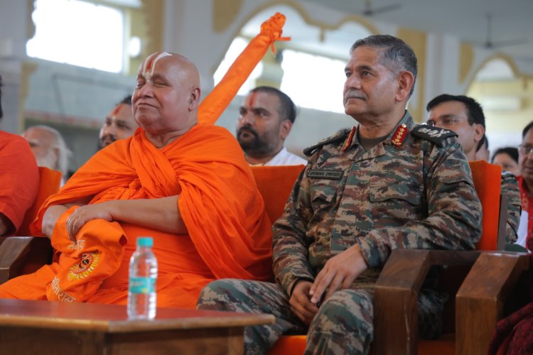 सेना प्रमुख ने चित्रकूट में जगद्गुरु रामभद्राचार्य से दीक्षा ली, गुरु ने दक्षिणा में मांगा POK