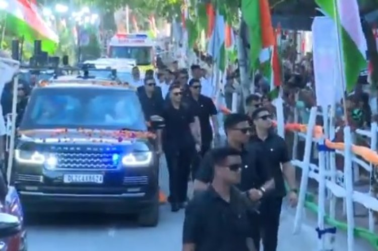 पटना में PM मोदी का मेगा रोड शो, स्वागत के लिए सड़कों पर भारी भीड़ उमड़ी