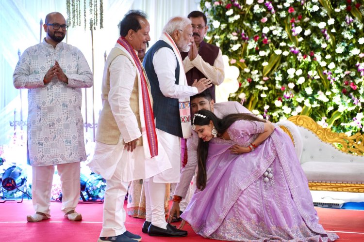 PHOTO: PM मोदी का पटना में अचानक बदला कार्यक्रम, विजय सिन्हा के बेटे की सगाई में पहुंचे