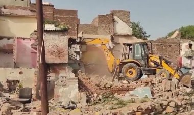 दिल्ली के कालकाजी में DDA का बुलडोजर एक्शन: 1200 झुग्गियों पर गिरी गाज, विरोध-प्रदर्शन जारी
