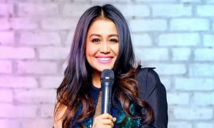नेहा कक्कड़ की सफलता की कहानी, गरीबी से लेकर बॉलीवुड की टॉप सिंगिंग सेंसेशन तक