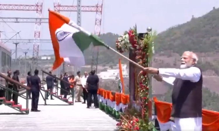 पीएम मोदी ने चिनाब ब्रिज पर तिरंगा लहराया, चीन-पाकिस्तान को दिया कड़ा संदेश