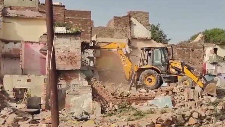 दिल्ली के कालकाजी में DDA का बुलडोजर एक्शन: 1200 झुग्गियों पर गिरी गाज, विरोध-प्रदर्शन जारी
