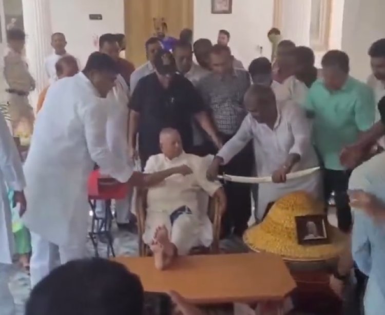 लालू यादव के 78वें जन्मदिन पर धूमधाम से जश्न, तलवार से काटा 78 किलो का लड्डू
