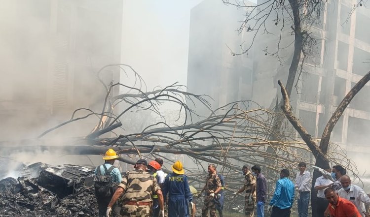 अहमदाबाद विमान हादसा: रेस्क्यू ऑपरेशन जारी, किसी के बचने की उम्मीद नहीं