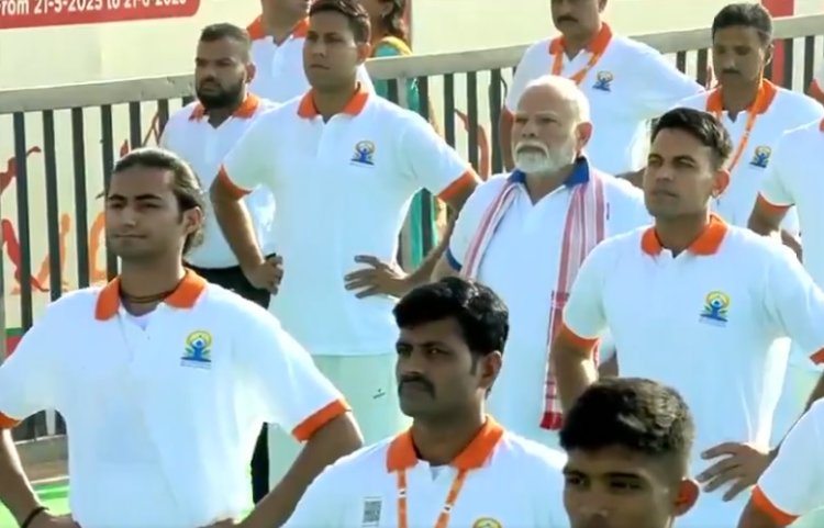 International Yoga Day 2025: विशाखापत्तनम में पीएम मोदी के साथ 3 लाख लोगों ने किया योग, कहा- 'योग से जुड़ता है विश्व