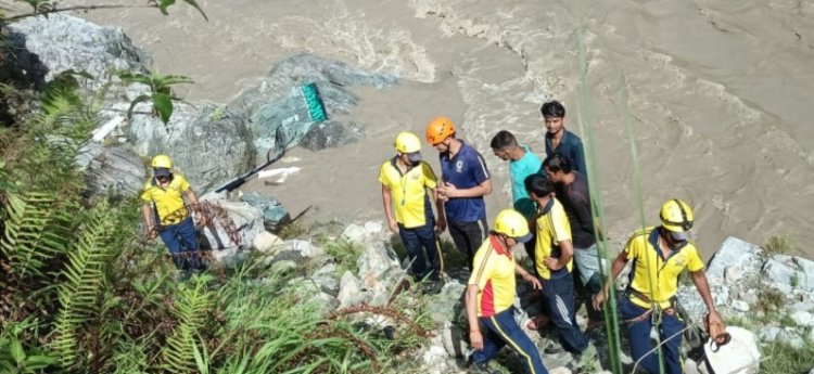 उत्तराखंड में बड़ा हादसा: रुद्रप्रयाग में उफनती अलकनंदा में समाई मिनी बस, 3 लोगों की मौत