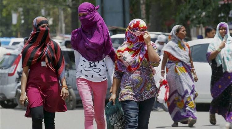 आसमान तो बादलों से भरा, पर कब बरसेगी राहत की बूंदें? उमस और गर्मी से बेहाल देश!
