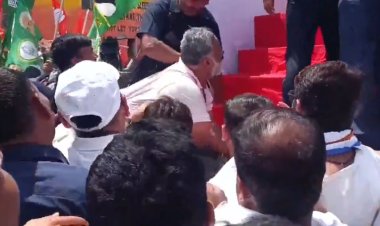 पटना में राहुल गांधी का विरोध मार्च, पप्पू यादव को मंच से रोका; बाल-बाल बचे गिरने से!
