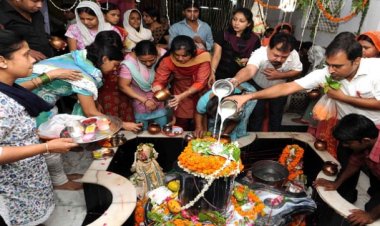 सावन में शिव पूजा के लिए कौन-से रंग पहनना शुभ? जानिए पूजा के नियम और सही कपड़ों का महत्व