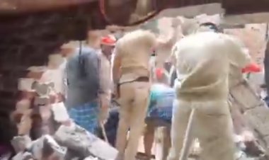 दिल्ली वेलकम इलाके में 4 मंजिला इमारत गिरने से अफरातफरी, मलबे में दबे कई लोग; रेस्क्यू ऑपरेशन जारी
