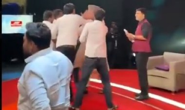 डिंपल यादव के अपमान पर सपा का फूटा गुस्सा! मौलाना साजिद रशीदी को थप्पड़, BJP ने अखिलेश यादव को घेरा
