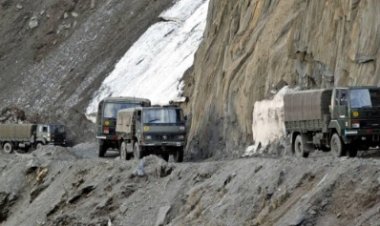 लद्दाख में सैन्य वाहन पर गिरा विशाल बोल्डर: 2 अधिकारी शहीद, 3 घायल