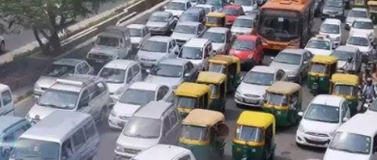 दिल्ली में पुराने वाहनों पर बैन से सेकंड हैंड कार बाजार तबाह: 50% तक गिरे दाम; कारोबारी परेशान