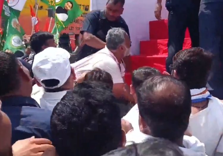 पटना में राहुल गांधी का विरोध मार्च, पप्पू यादव को मंच से रोका; बाल-बाल बचे गिरने से!