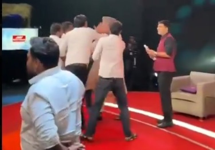 डिंपल यादव के अपमान पर सपा का फूटा गुस्सा! मौलाना साजिद रशीदी को थप्पड़, BJP ने अखिलेश यादव को घेरा