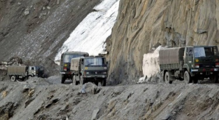 लद्दाख में सैन्य वाहन पर गिरा विशाल बोल्डर: 2 अधिकारी शहीद, 3 घायल