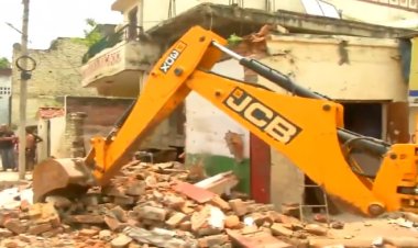 वाराणसी में बुलडोजर कार्रवाई: 50 दुकानें-मकान जमींदोज, मुआवजे पर प्रशासन-दुकानदार आमने-सामने