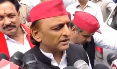 Voter List विवाद पर विपक्ष का संसद से EC दफ्तर तक मार्च, पुलिस से टकराव; अखिलेश यादव बैरिकेड पर चढ़े