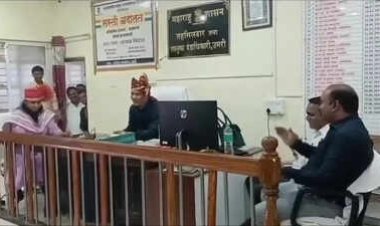 वीडियो वायरल: तहसीलदार ने ऑफिस में गाया गाना, सरकार ने फौरन सस्पेंड कर दिया