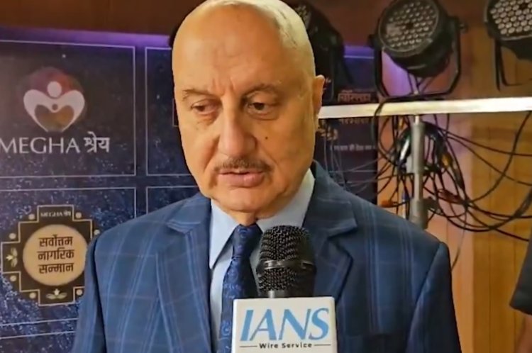 अनुपम खेर का टॉयलेट साइन बोर्ड पर मजेदार सवाल: लेडीज-जेंट्स लिखना सिंपल नहीं हो सकता क्या? वीडियो वायरल