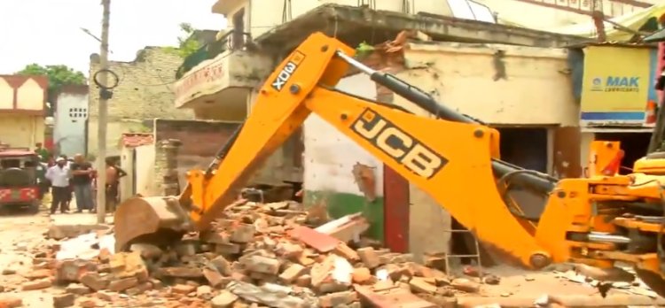 वाराणसी में बुलडोजर कार्रवाई: 50 दुकानें-मकान जमींदोज, मुआवजे पर प्रशासन-दुकानदार आमने-सामने