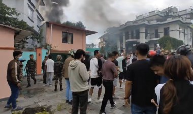 नेपाल में बेकाबू हुआ आंदोलन: पीएम ओली का इस्तीफा, संसद पर कब्ज़ा और नेताओं के घरों में आगजनी