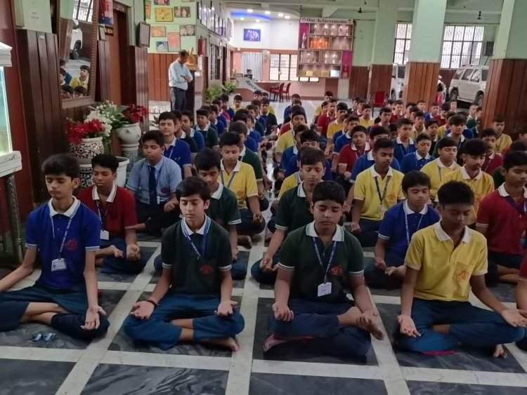 World Mental Health Day: LMC में ‘Healthy Mind, Happy Life’ अभियान के तहत योग से जागरूक हुए छात्र
