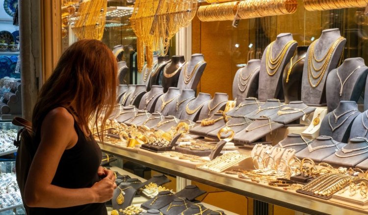 Gold Price Record 2025: दिवाली से पहले सोने ने तोड़े सारे रिकॉर्ड, चांदी में आई गिरावट