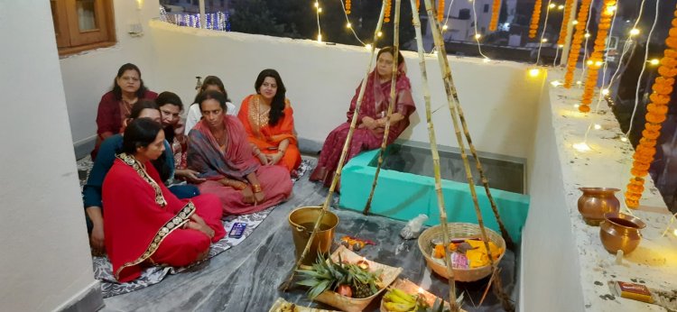 लोहिया नगर माउंट कार्मेल स्कूल में धूमधाम से मना महापर्व छठ, व्रतियों ने दिया उगते सूर्य को अर्घ्य