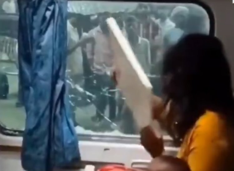 इंदौर-दिल्ली पैसेंजर में हंगामा! पर्स चोरी होने पर महिला ने तोड़ा ट्रेन की खिड़की का शीशा, वीडियो वायरल