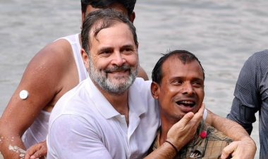 बिहार चुनाव में राहुल गांधी का नया अंदाज़! बेगूसराय में तालाब में उतरे, मछुआरों संग जाल डालकर पकड़ी मछली