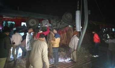 बाराबंकी में बड़ा हादसा टला: तेज रफ्तार ट्रक ओवर ब्रिज की दीवार तोड़कर सीधे रेलवे ट्रैक पर गिरा