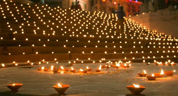 देव दिवाली 2025: जब धरती पर उतरते हैं देवी-देवता, जानें इस पावन रात का महत्व और शुभ उपाय
