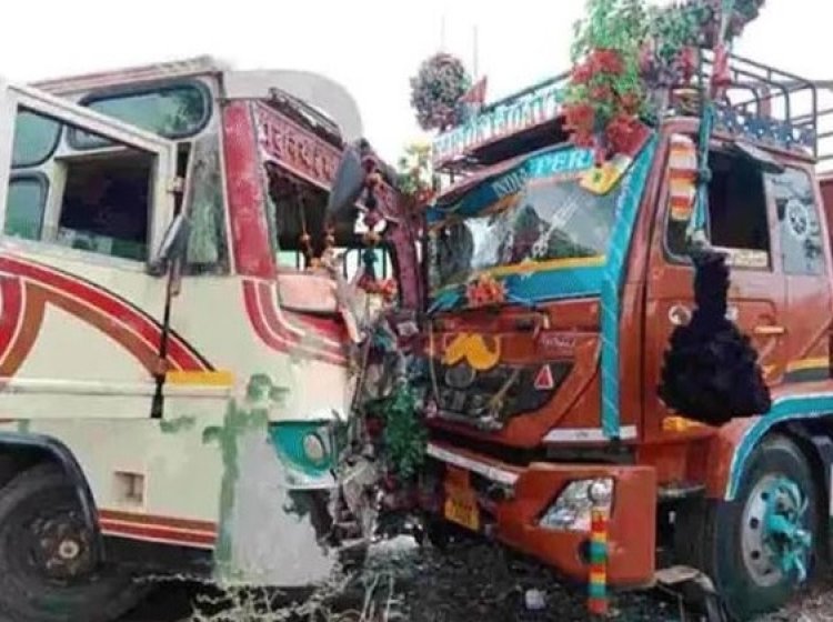 तेलंगाना में दर्दनाक सड़क हादसा: बस और ट्रक की भिड़ंत में 20 की मौत, मंजर देख कांप उठे लोग