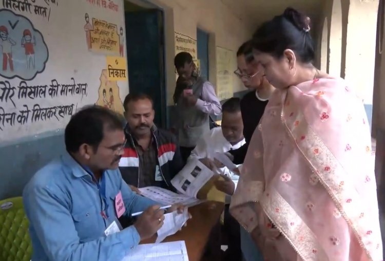 बिहार विधानसभा चुनाव 2025: दूसरे और अंतिम चरण में 122 सीटों पर मतदान जारी, कई दिग्गजों की साख दांव पर