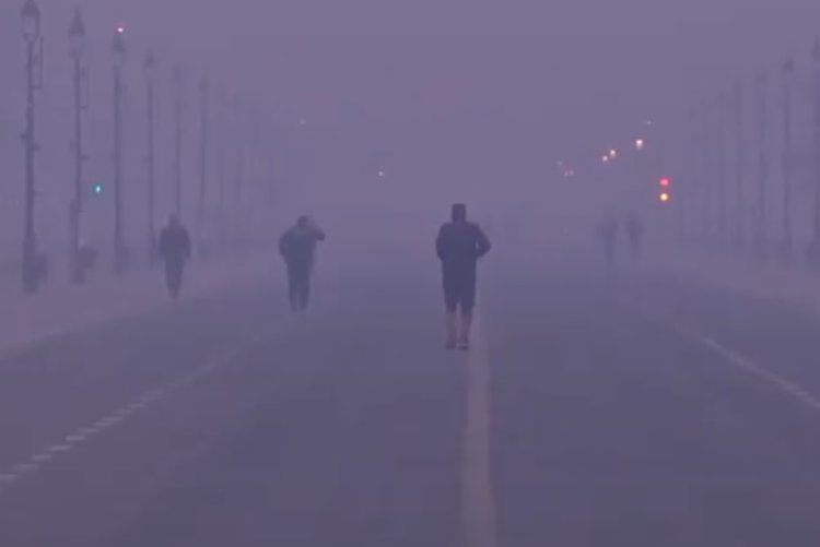 दिल्ली में दम घोंटू हवा! AQI 450 पार, सांस लेना हुआ मुश्किल; 31 इलाकों में रेड अलर्ट जारी