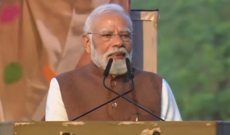 सूरत में PM मोदी का भव्य स्वागत: नीतीश के अपमान से लेकर बिहार की ऐतिहासिक जीत तक विपक्ष पर करारा प्रहार